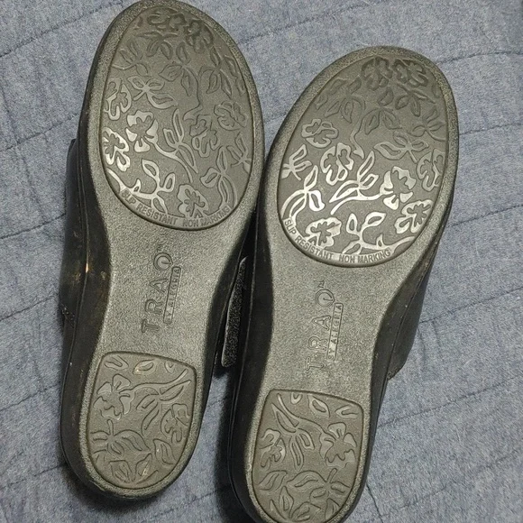 Women's Traq work clogs. Black leather. Slip resistant non marking bottom. - Picture 4 of 4